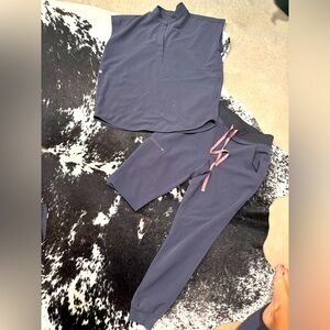 Women’s Fig scrub set small oversized Rafaela top and small Zamora joggers